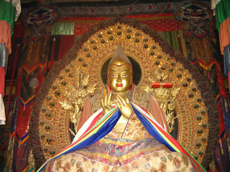 头戴桃型僧帽的宗喀巴大师